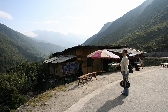 よろめきながら